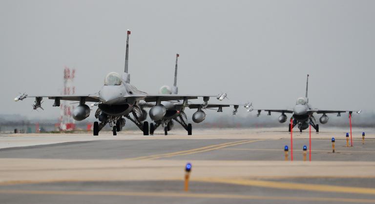 Vége a moszkvai barátságnak, Vietnam amerikai F–16-osokat vásárol