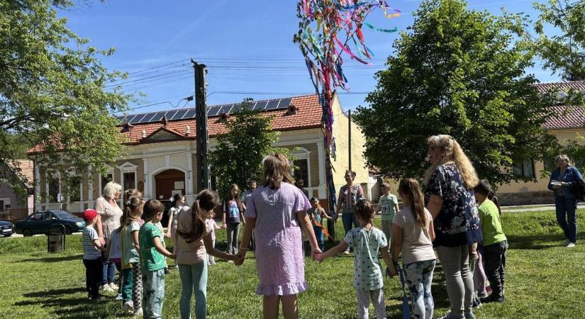 Kis faluban nagy májusfa, óvodások, kisiskolások állították