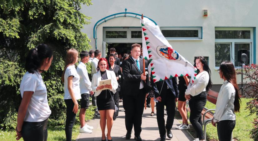 Útravalóval a jövő felé – ballagás a NASZI-ban