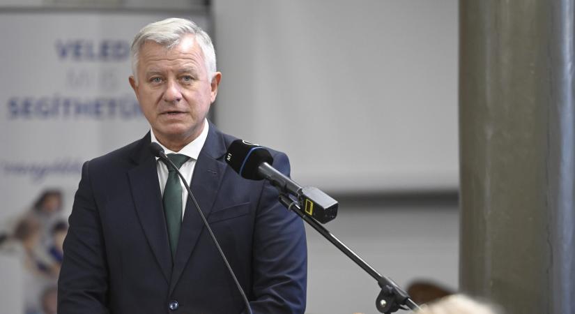 Elismerte a móri képviselő, hogy fia összebalhézott az élettársával, ezért állították elő a rendőrök: kábítószert is találtak az otthonukban