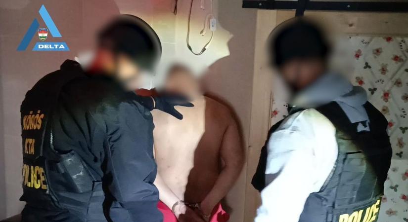 Így nyomultak be a kommandósok a mezőtúri drogelosztók házába – videón a villámgyors rajtaütés