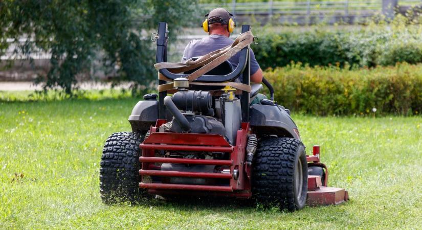 Ezért halad lassan a fűnyírás Kecskeméten