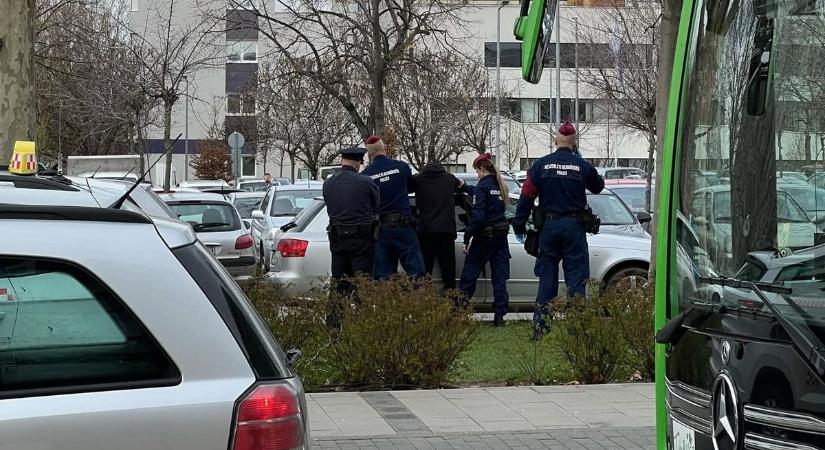 Fékevesztett dühöngő balhézott a pécsi parkolóban
