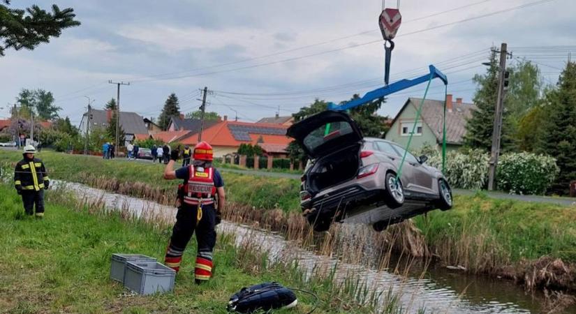 „Életre kelt az autó és belegurult a patakba”: búvárok mentették ki az elsüllyedt kocsit Balatonbogláron – galéria