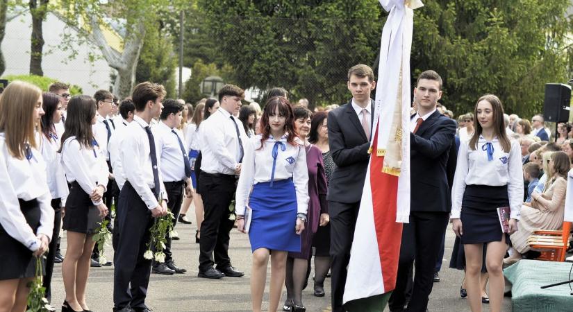 Megható pillanatok: ballagás a Zrínyi Ilona Gimnáziumban (Fotók)