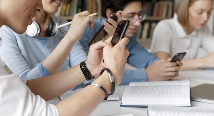 Az egyik bezzegországban betiltják az iskolai mobilozást