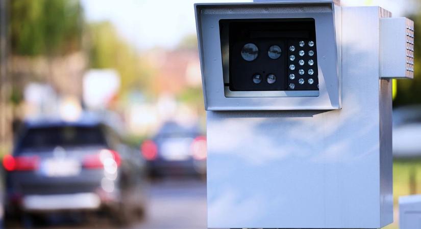 Hamarosan élesítik a traffiboxokban elhelyezett sebességmérőket – galériával, videóval
