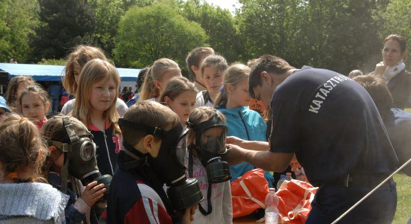 Kis lánglovagok is oltották a tüzet a tíz évvel ezelőtti majálison
