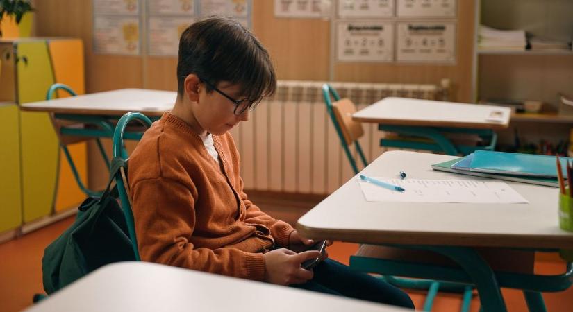 Ausztria követi a magyar példát: tilos az iskolákban mobiltelefont használni