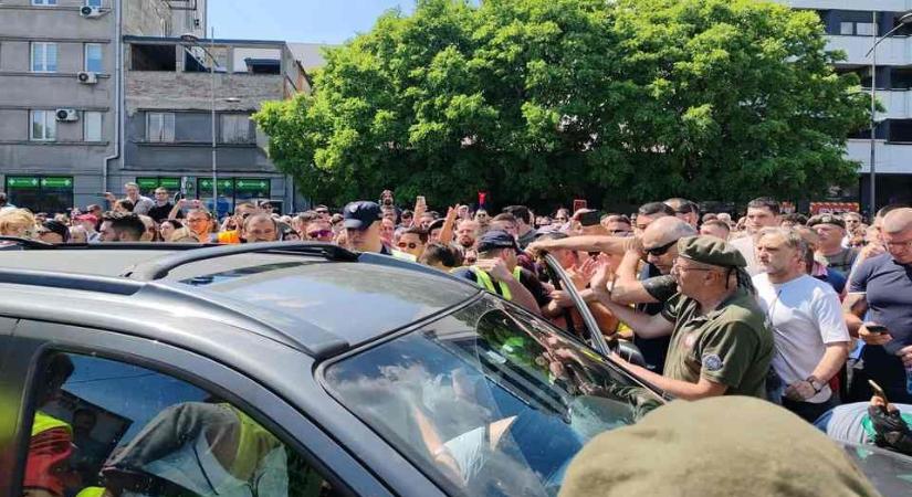 Incidens az újvidéki megemlékező sétán: Egy autó megpróbált áthajtani a tömegen (Videó)