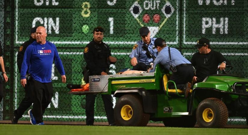 Több méteres magasságból zuhant a pályára egy szurkoló a baseballmeccsen, kritikus állapotban vitték kórházba