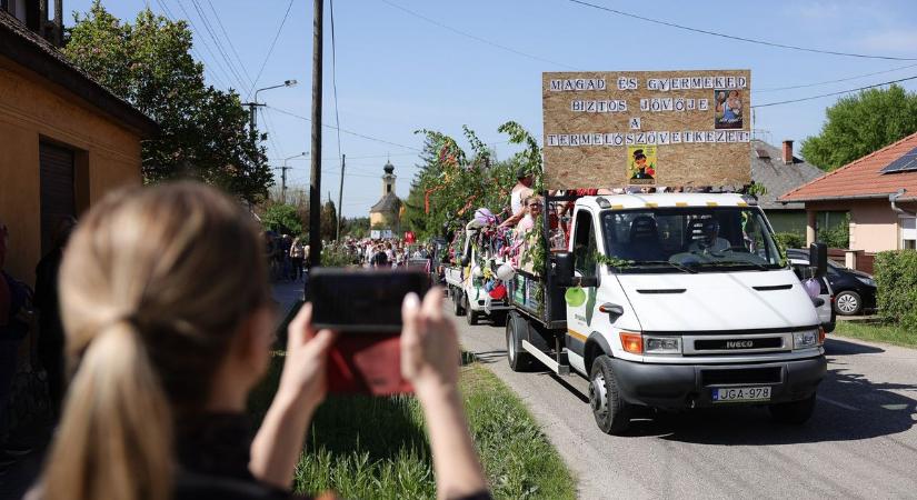 Színes forgatag vonult a felsőtárkányi majálison Fotók, videó