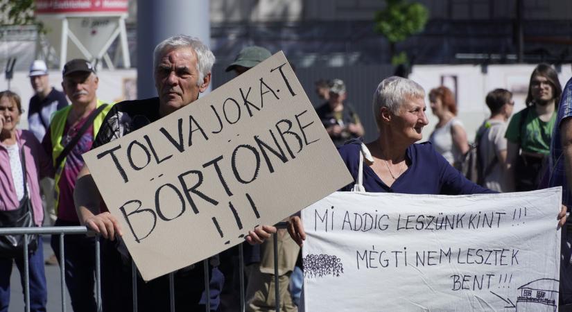 A Kossuth téren tüntetnek Hadházy Ákosék