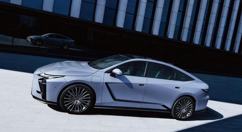 Nagyobb, modernebb és elektromosabb lett a Lexus szedánja