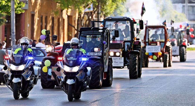 Százakat vonzott az utcákra a traktoros ballagás, videón mutatjuk a legjobb pillanatokat