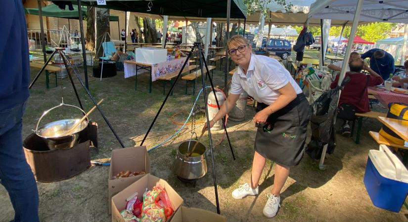 Ötvennégy bográcsban rotyogott a kakaspörkölt Ballószögön – galériával, videóval