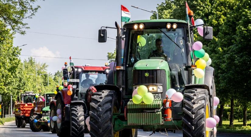 Neked nem volt traktoros ballagásod? Sebaj – most megmutatjuk videón, milyen az, ha traktoron búcsúzol a középiskolától
