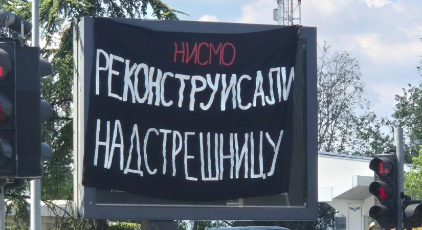 Óriásplakátokon a haladó rezsim botrányos tettei (Fotók)