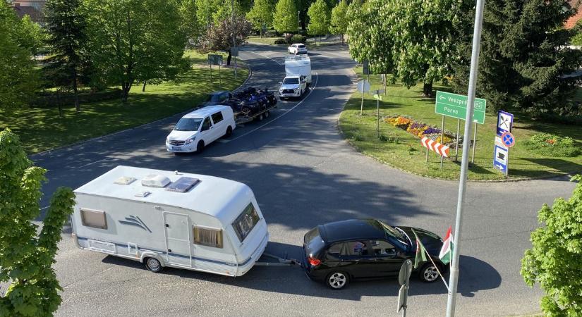 Rendkívül erős a forgalom a 82-esen a Bakonyban, hosszú sorok mindkét irányban (videó)
