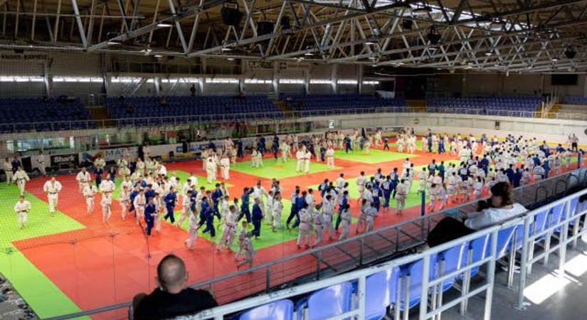 Különleges tréning: világbajnoki aspiránsok és újságírók a tatamin