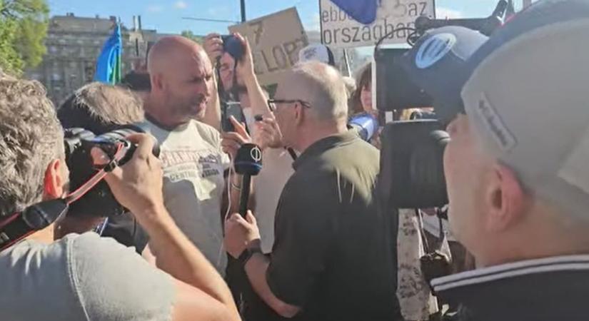 Balhé a Kossuth téren: egymásnak feszült az ellenzéki politikus és a közmédia riportere (VIDEÓ)