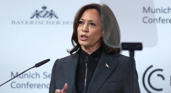 Ismét felbukkant Kamala Harris – nem dicsérte meg Trumpot