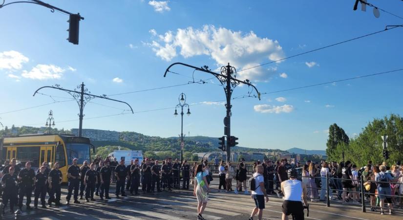 Véget ért a Kossuth téri tüntetés, a tömeg a Margit-szigetre vonult – részben lezárták a Margit hidat