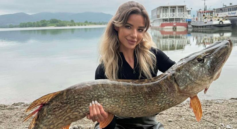 Ez a csuka volt élete álma, 8 kilós halat akasztott horogra Laura, a divatinfluenszer