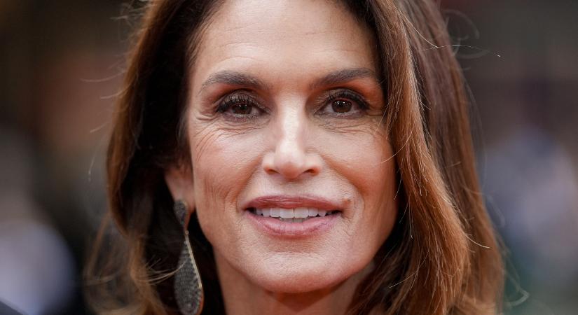 59 évesen is felperzseli bármelyik kifutót: így lett Cindy Crawford a világ leghíresebb szupermodellje