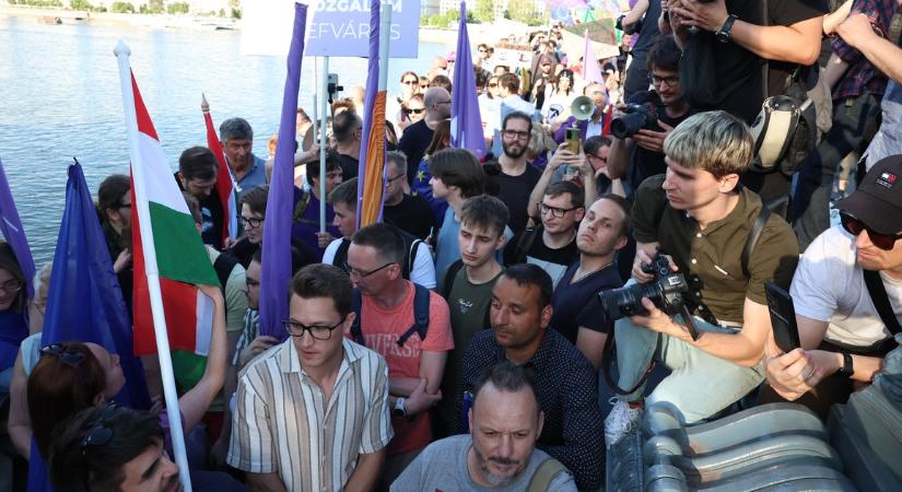 A Karmelitához indultak a momentumosok, de útjukat állták a rendőrök a Lánchídon – Galéria