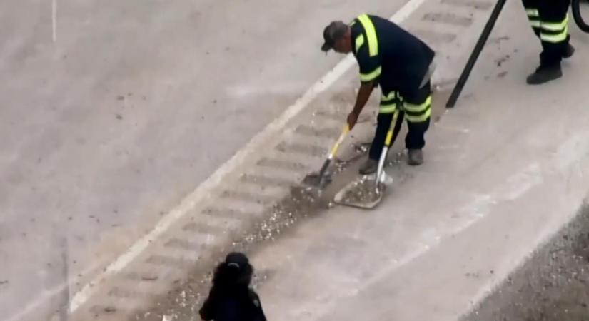 Szó szerint lapátolni kellett a pénzt egy texasi úton, csaknem háromszáz millió forintnyi aprópénzzel borult fel egy kamion