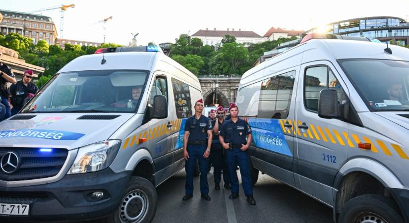 A Belügyminisztérium előtt a tüntetők