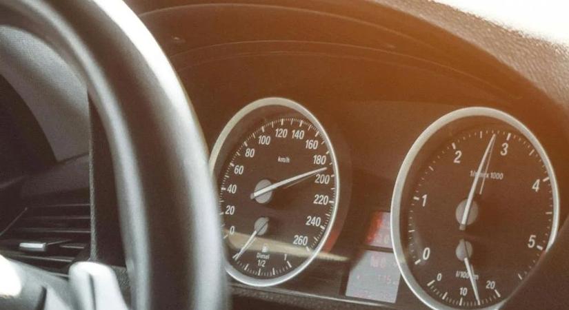 Civil rendőrautót előzött meg közel 200-zal repesztve egy fiatal magyar sofőr Ausztriában