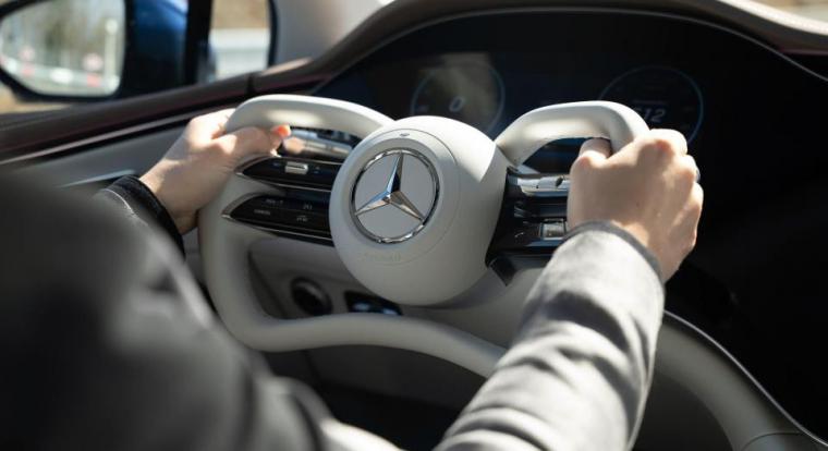 A Mercedes most tényleg újra fel akarja találni a kormányt