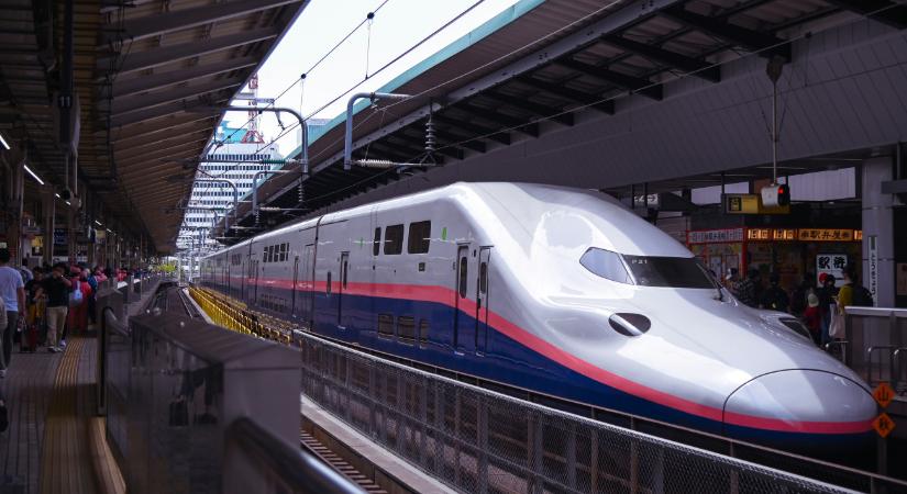 Egy kígyó miatt állt le a japán szuperexpressz