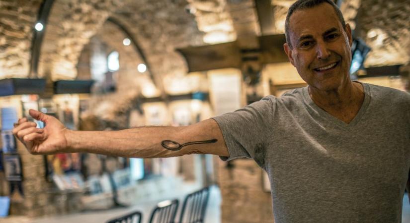 Uri Geller leleplezte az UFO-kat: „A saját szememmel láttam az üvegcsövekben fekvő idegenek testét”