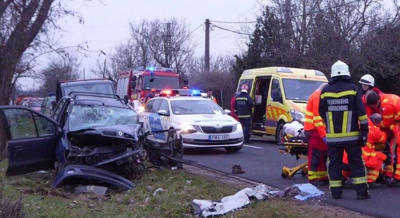 Brutális ütközés: egy kismama autóját tarolták le a 6-os főúton (videóval)