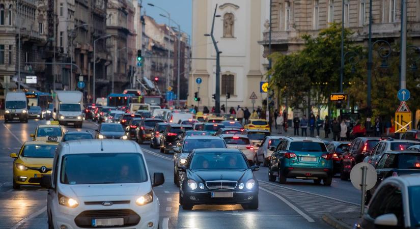 Jön a digitális jogosítvány, az idősebb sofőrökre nem, de a friss jogsisokra szigorú szabályozás vár