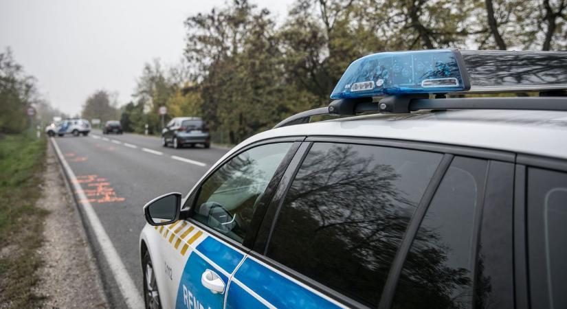 Dráma a 6-os úton: megpördült a kismama autója, a baba nem reagált (videóval)