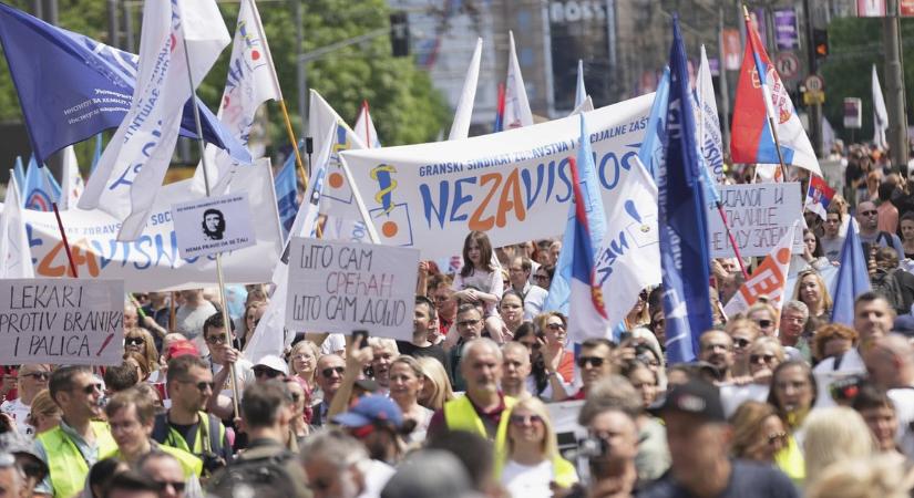 Több ezren tiltakoztak Belgrádban a kormány épülete előtt