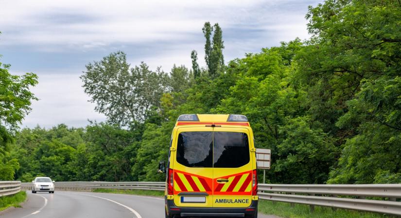 Sietve vitték a kórházba a haldokló nőt. Amikor ezt a 4 szót suttogta, beletapostak a fékbe és...