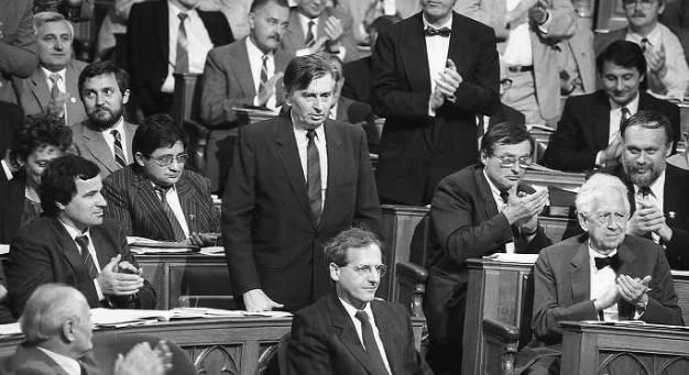 35 évvel ezelőtt a magyar történelemben először egy független ország parlamentje kezdte meg munkáját