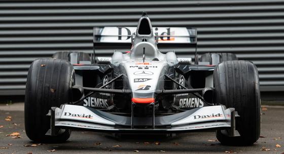 Most bárki lecsaphat Coulthard futamgyőztes McLaren F1-autójára
