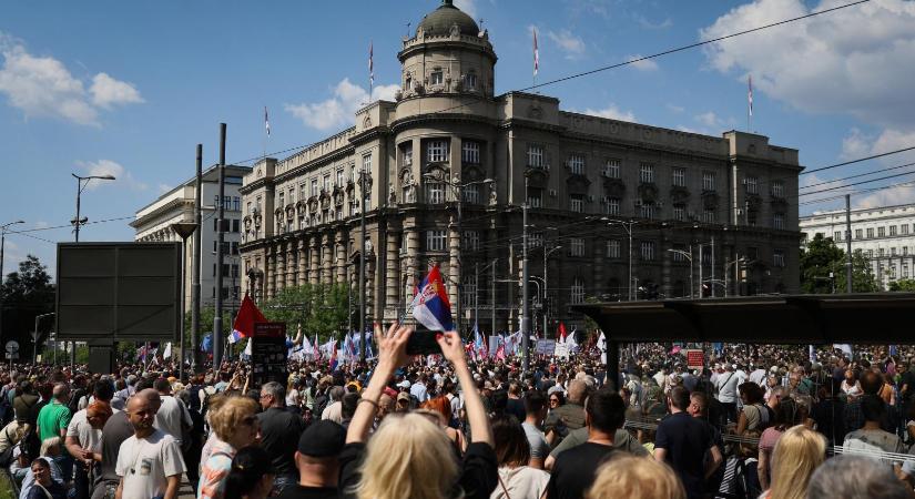 „A jövőt ceruzával választjuk, de nekünk itt van az utca is” – Ezrek tiltakoztak a szerb kormány épülete előtt