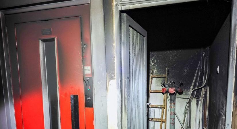 Menekülniük kellett a lakóknak – a szemétledobóban csaptak fel a lángok