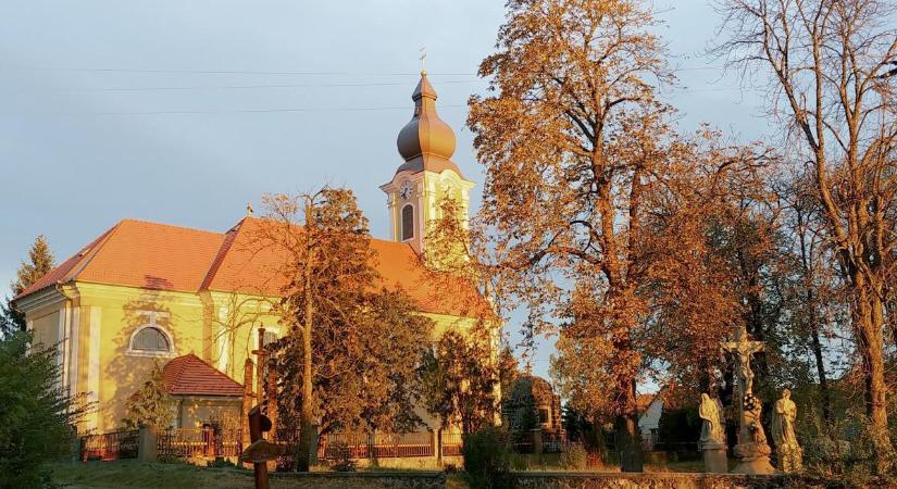 Este még a böllérfesztiválon mulatott, reggelre eltűnt a bujáki esperes: a papot a váci püspök tiltotta el nemi visszaélés miatt