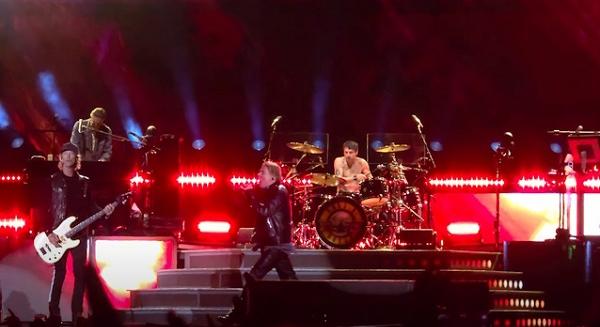 Ilyen volt a Guns N' Roses első koncertje az új dobossal, Isaac Carpenter-rel (videó)
