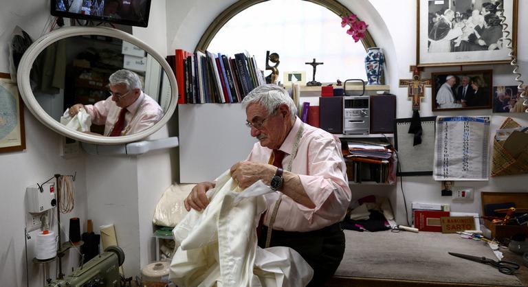 Még el sem kezdődött a konklávé, de már elkészült az új pápa ruhája