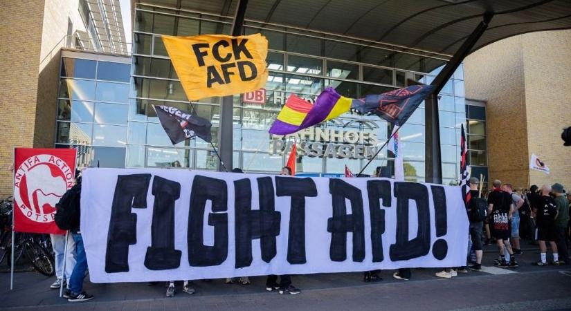 Szélsőjobboldalinak kategorizálta a német Alkotmányvédelmi Hivatal az AfD-t – be is tilthatják