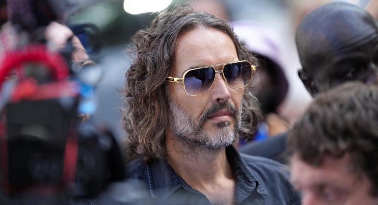 Russell Brand óvadék ellenében szabadlábon védekezhet